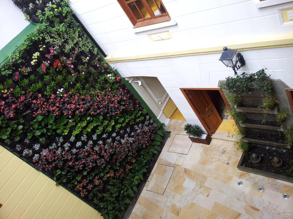 Hotel Santa Lucia Boutique Spa Bogotá Kültér fotó A green wall in a courtyard
